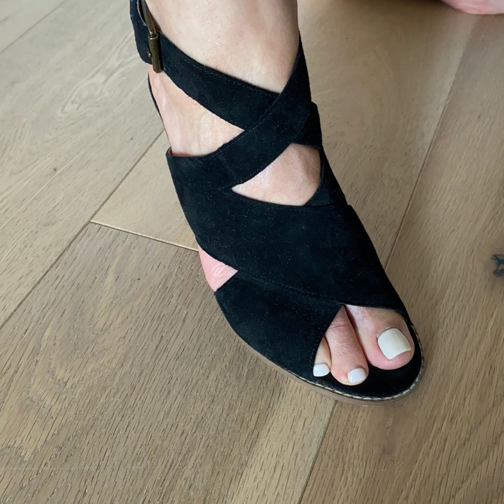 Blk wedge strappy shoe 7